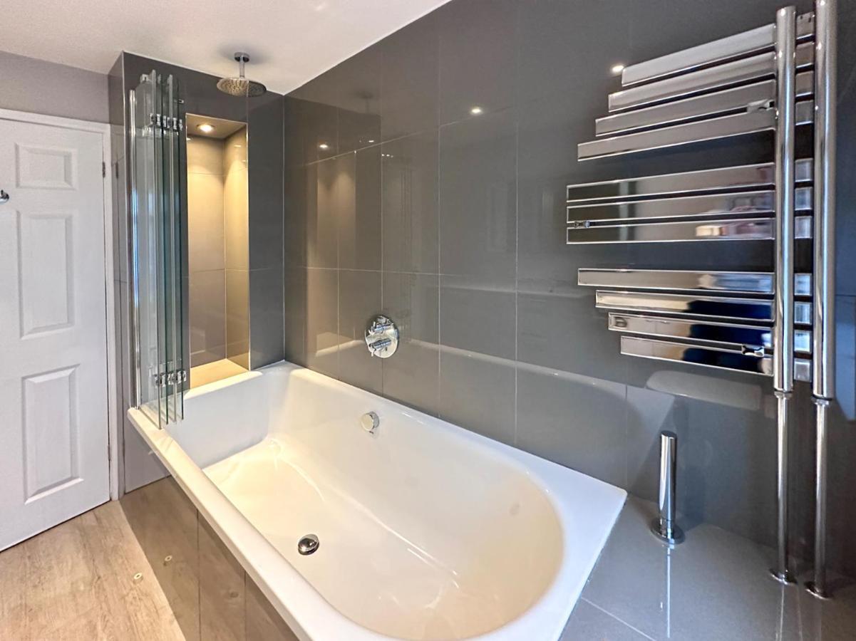 Blunsdon Lodge - Spacious Bungalow, High Speed Wi-Fi, Free Private Parking, Garden Свіндон Екстер'єр фото