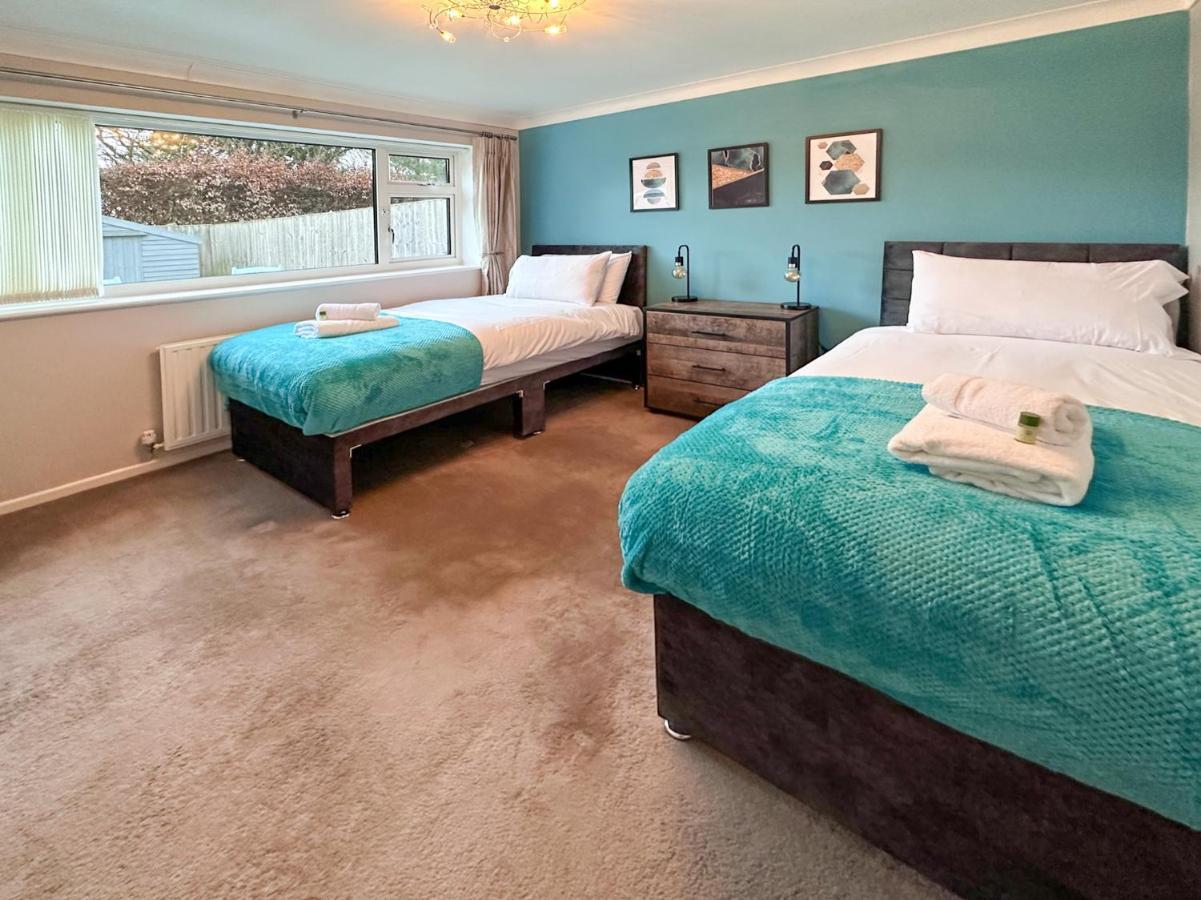 Blunsdon Lodge - Spacious Bungalow, High Speed Wi-Fi, Free Private Parking, Garden Свіндон Екстер'єр фото
